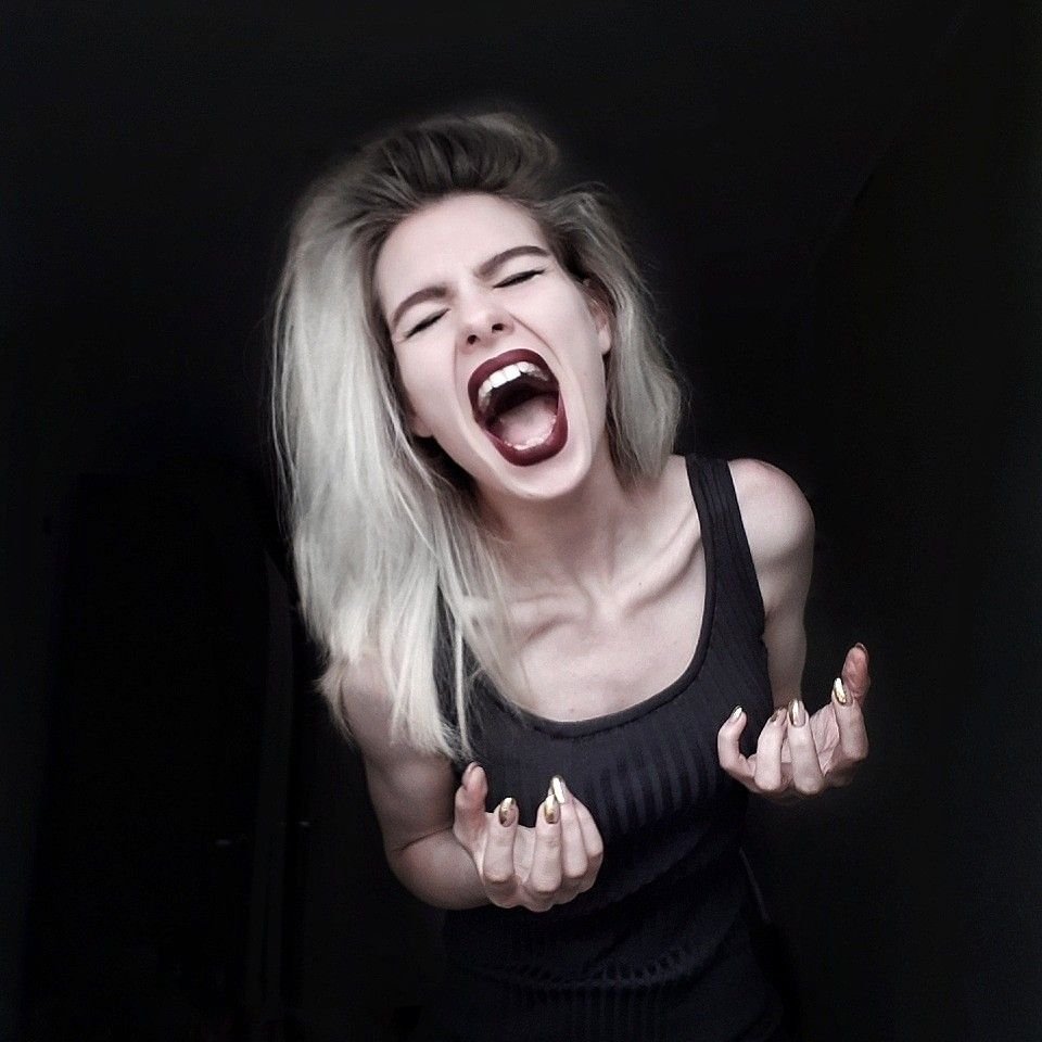 Девушка орет