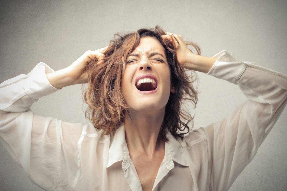 Девушка кричит