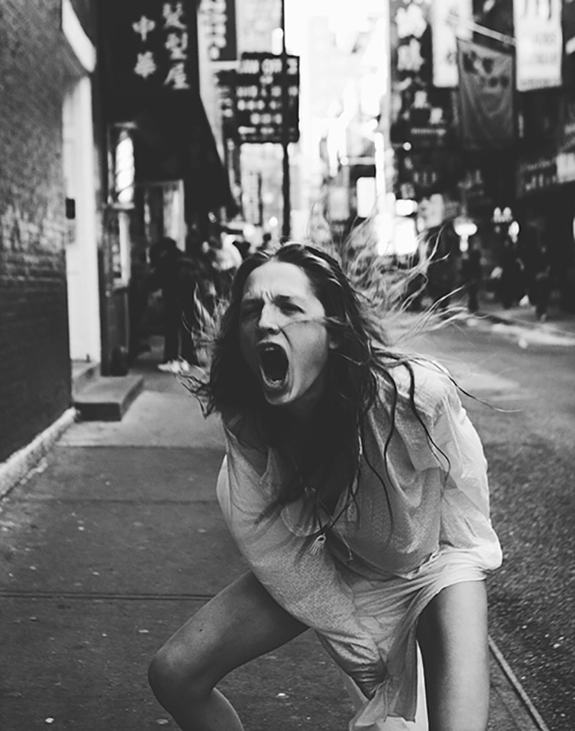 Девушка кричит