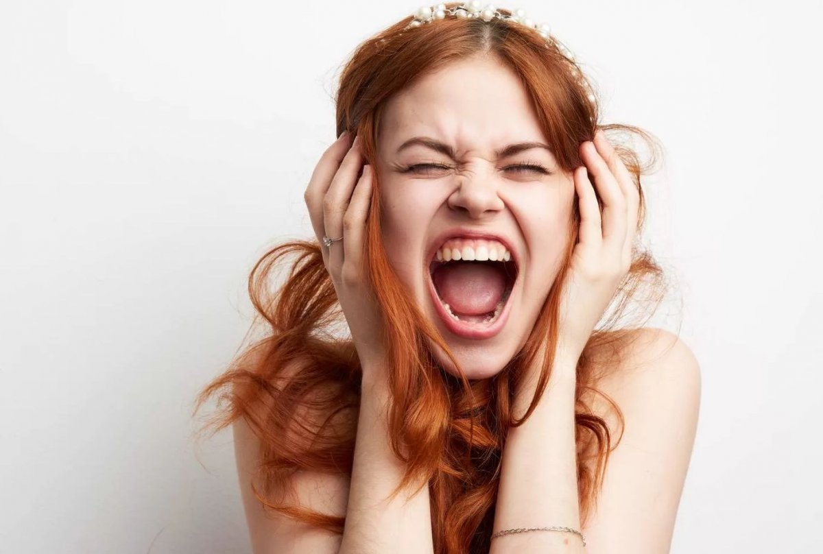 Девушка кричит