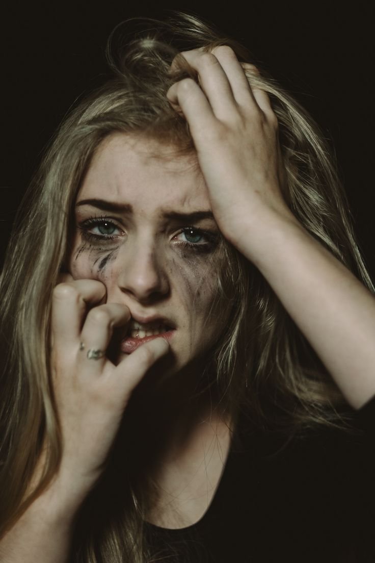 Красивая девушка плачет