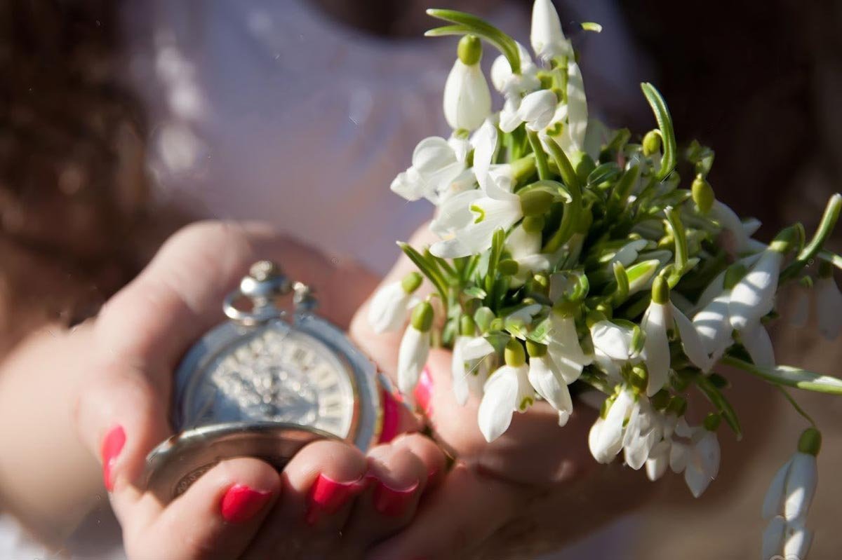 Весенние цветы в руках