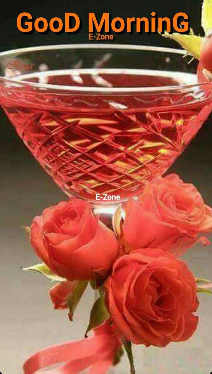 Красивые цветы в бокале