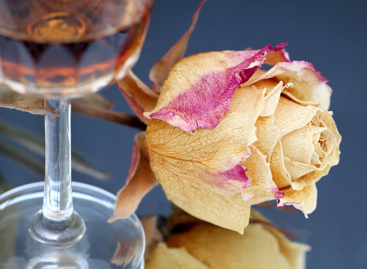 Цветы в фужере