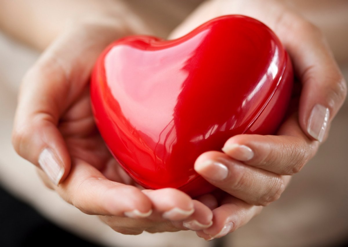 Открытка сердце в ладонях