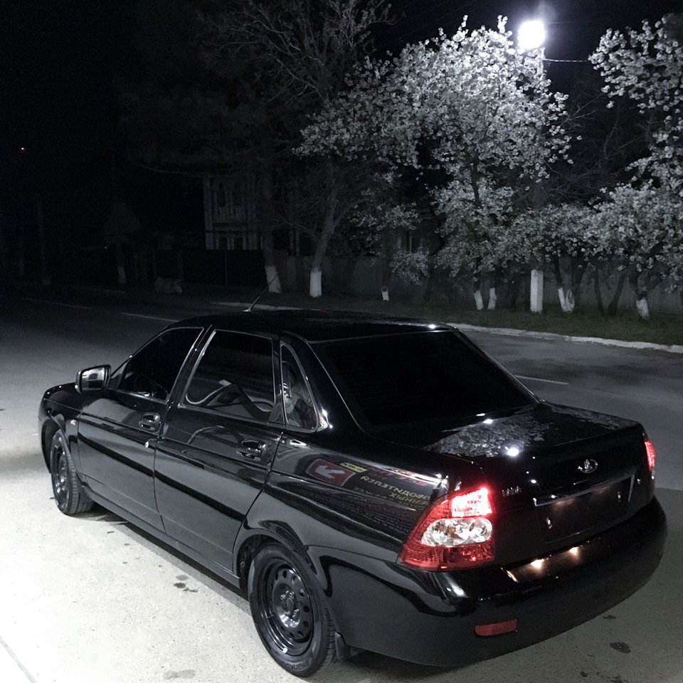 Черная Лада Приора седан