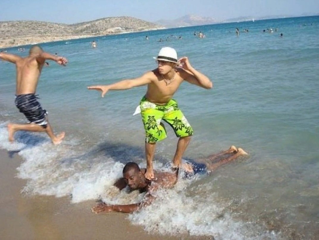 Приколы на пляже с девушками