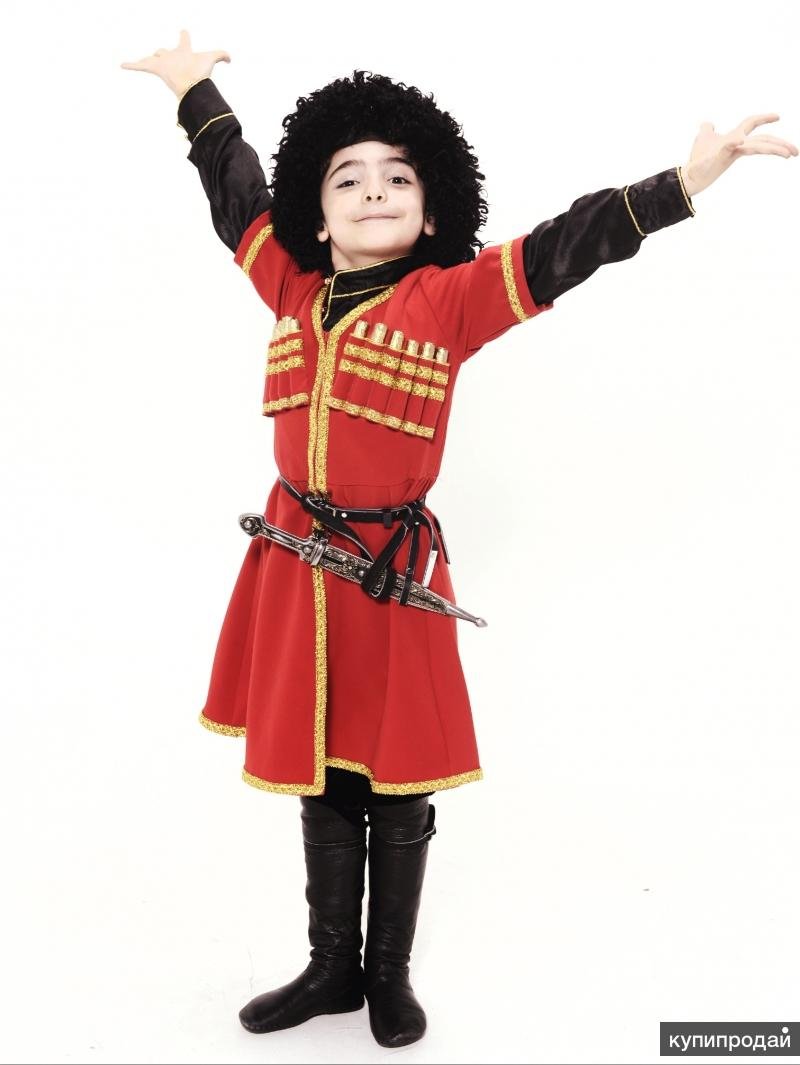 Человек танцует лезгинку