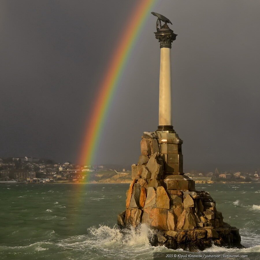 Набережная у памятника затопленным кораблям в Севастополе