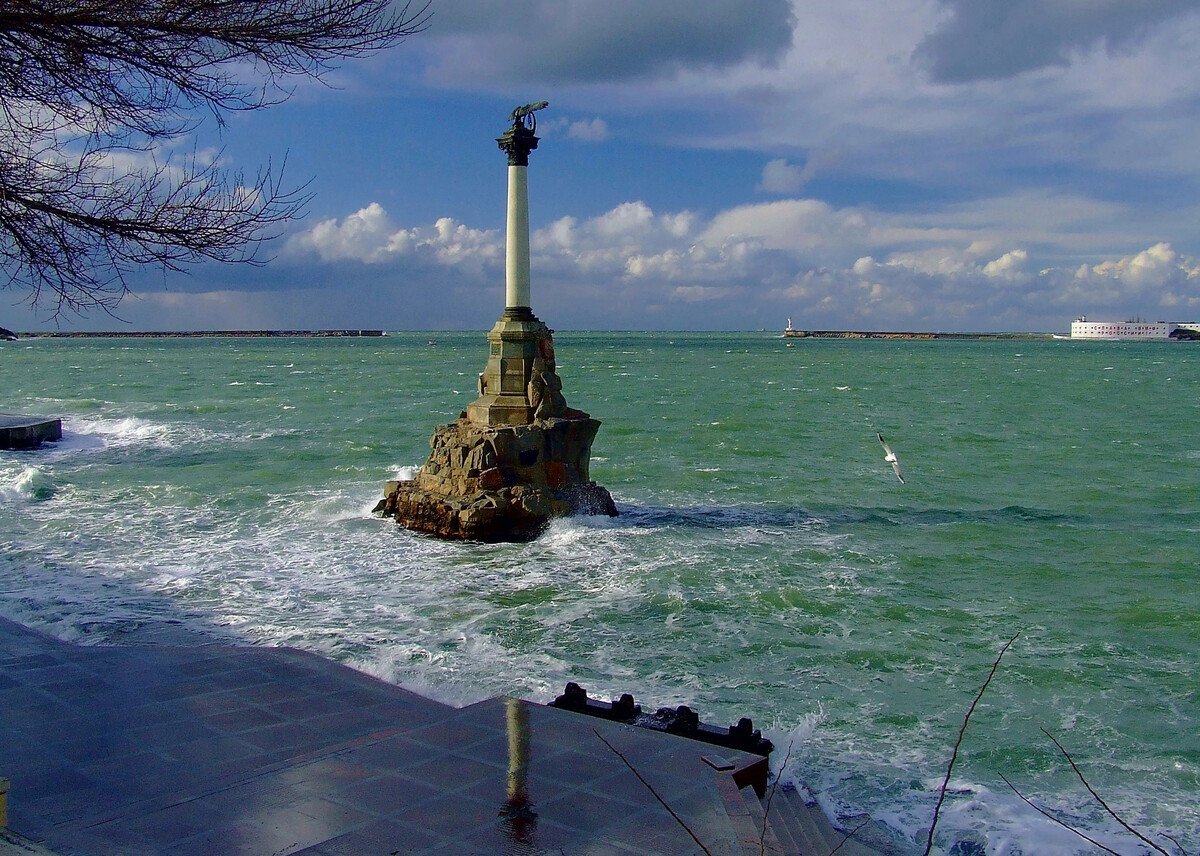 Памятник в воде в Севастополе