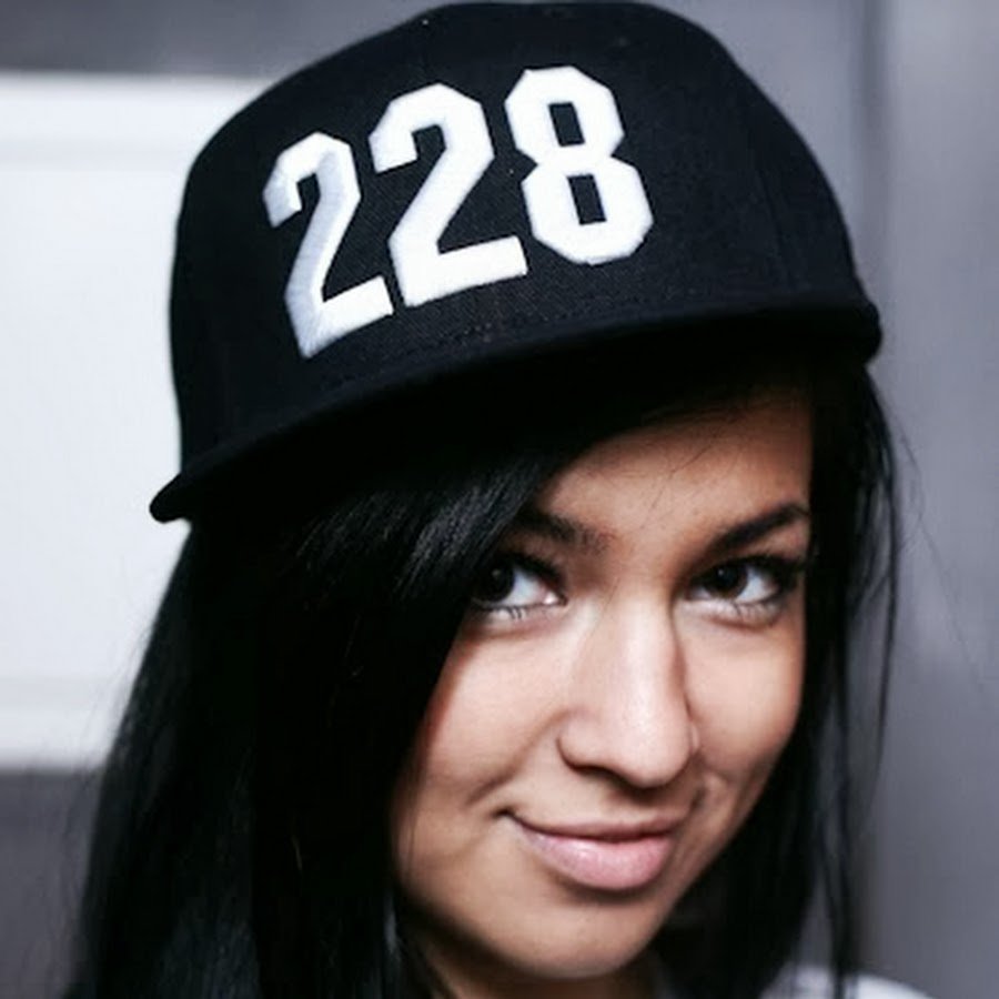 Девушка в кепке 228