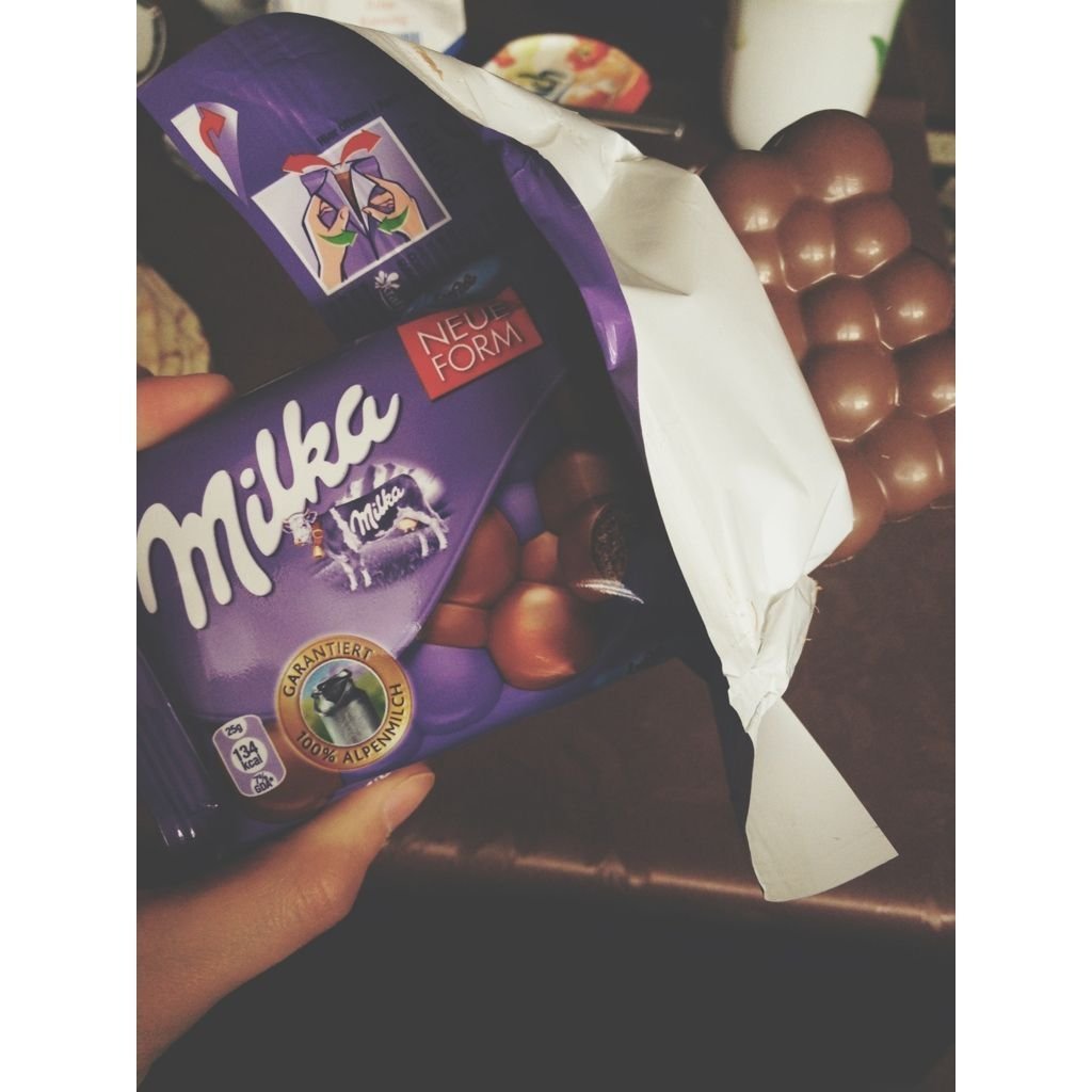 Шоколадка в руке