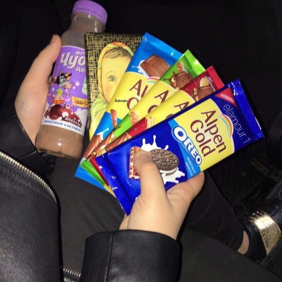 Куча шоколадок в руке