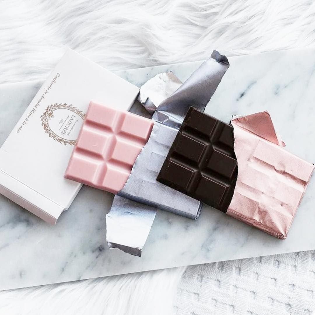 Розовая шоколадка