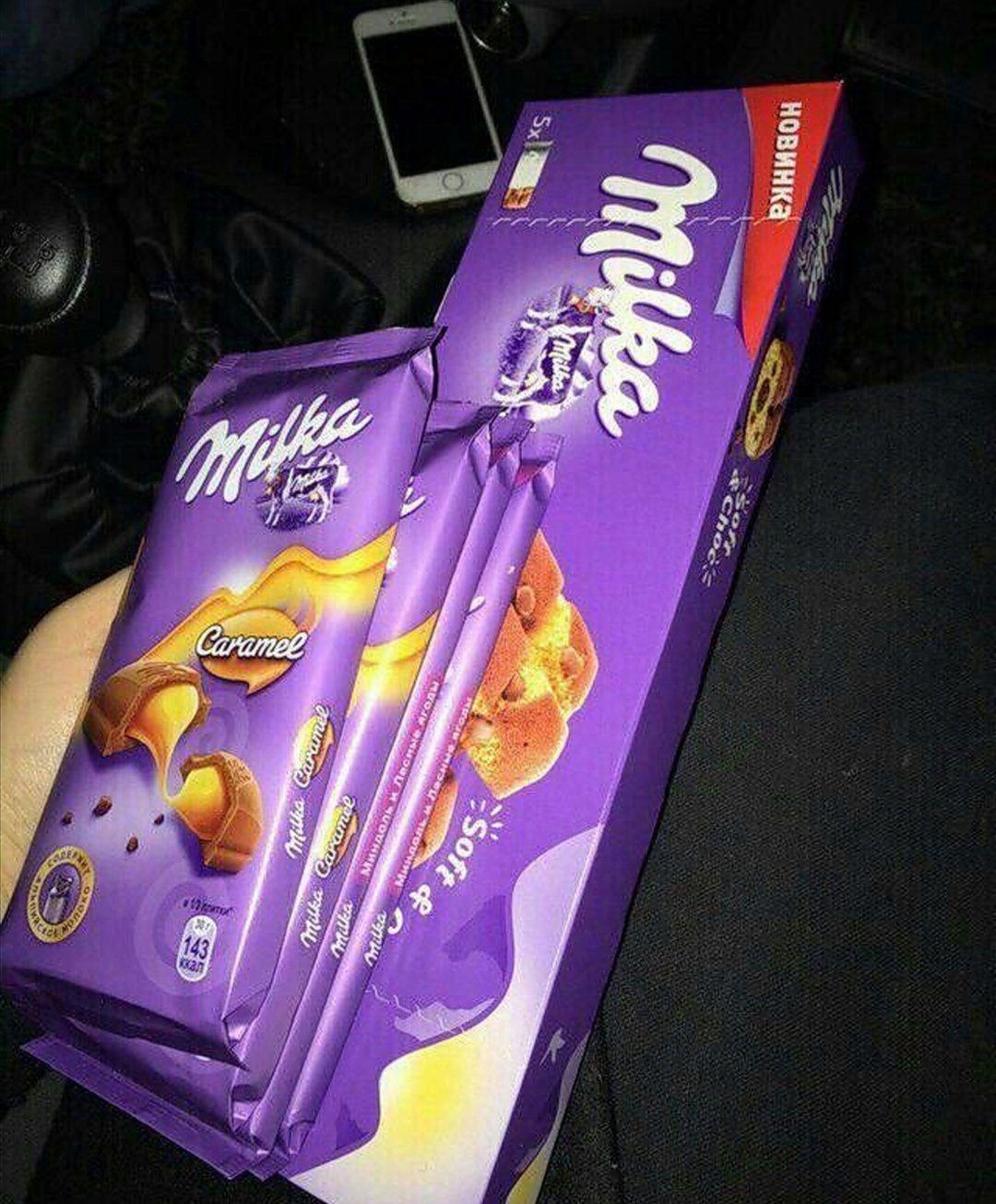 Шоколадка Милка в руке девушки