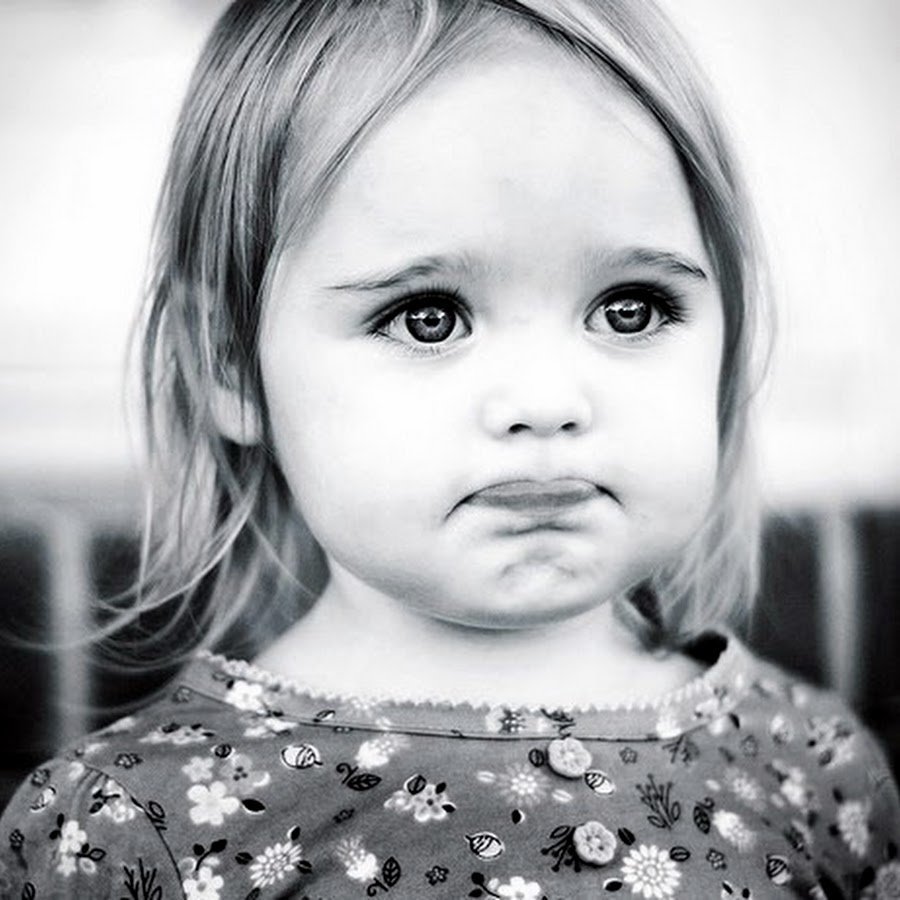 Обиженная маленькая девочка