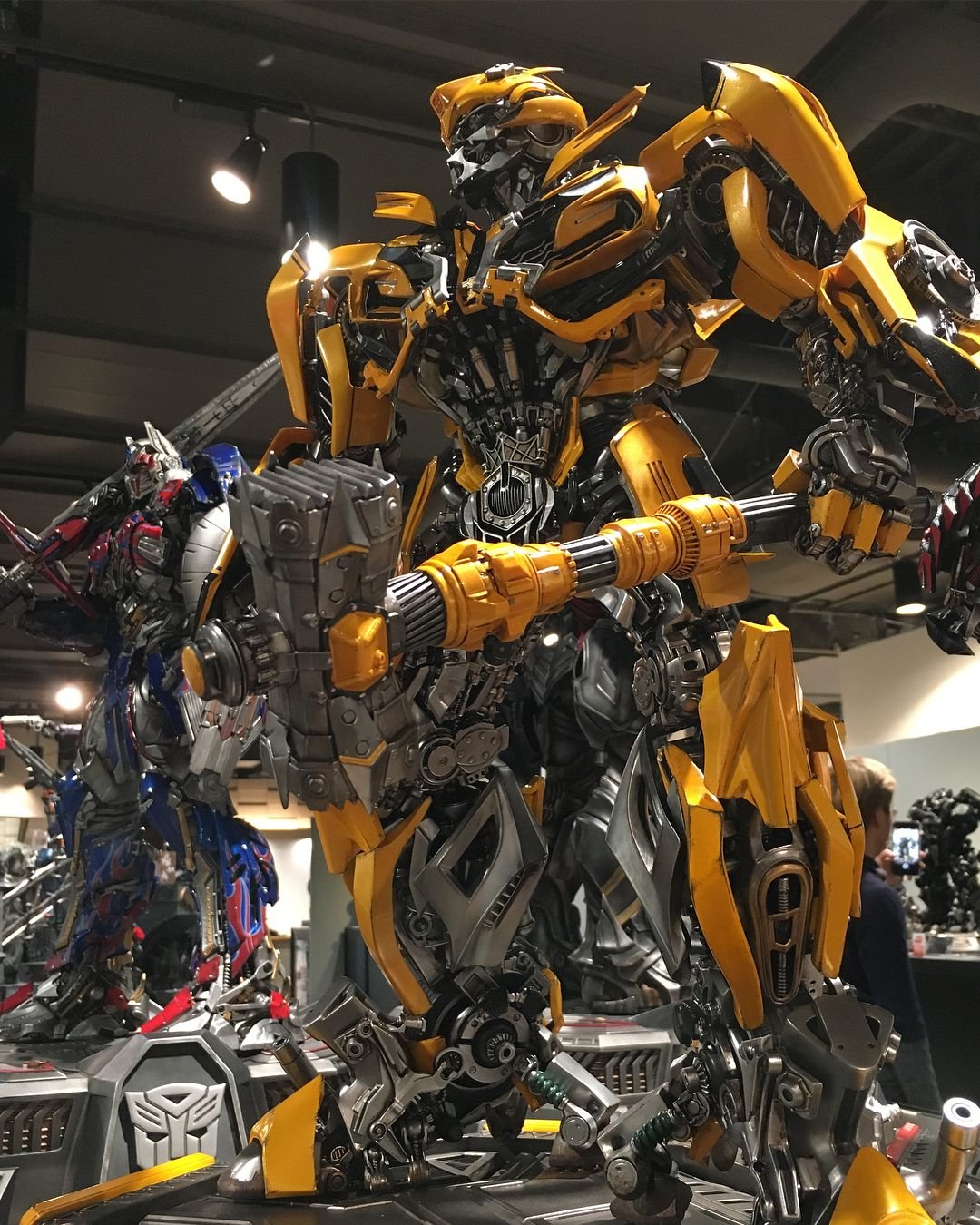 Аниматоры в Торжке Бамблби и Оптимус Прайм