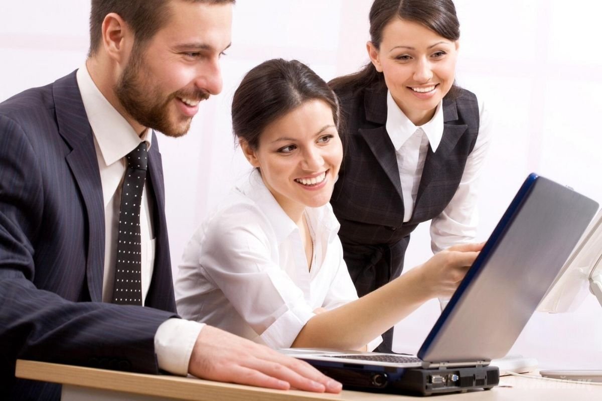 Девушка за ноутбуком