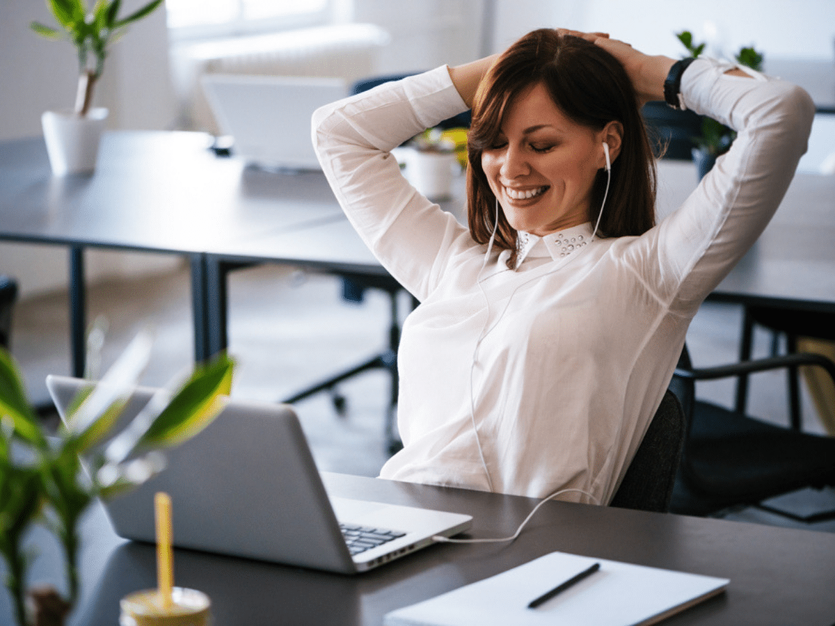 Блондинка за ноутбуком