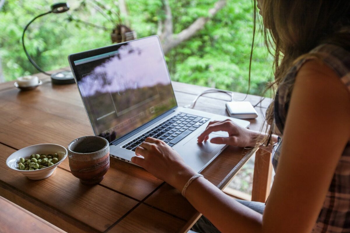 Счастливая женщина в офисе