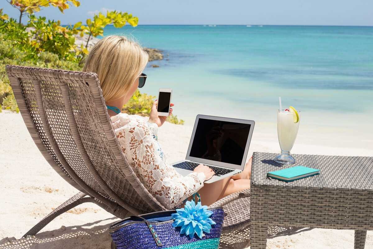 Девушка в офисе улыбается