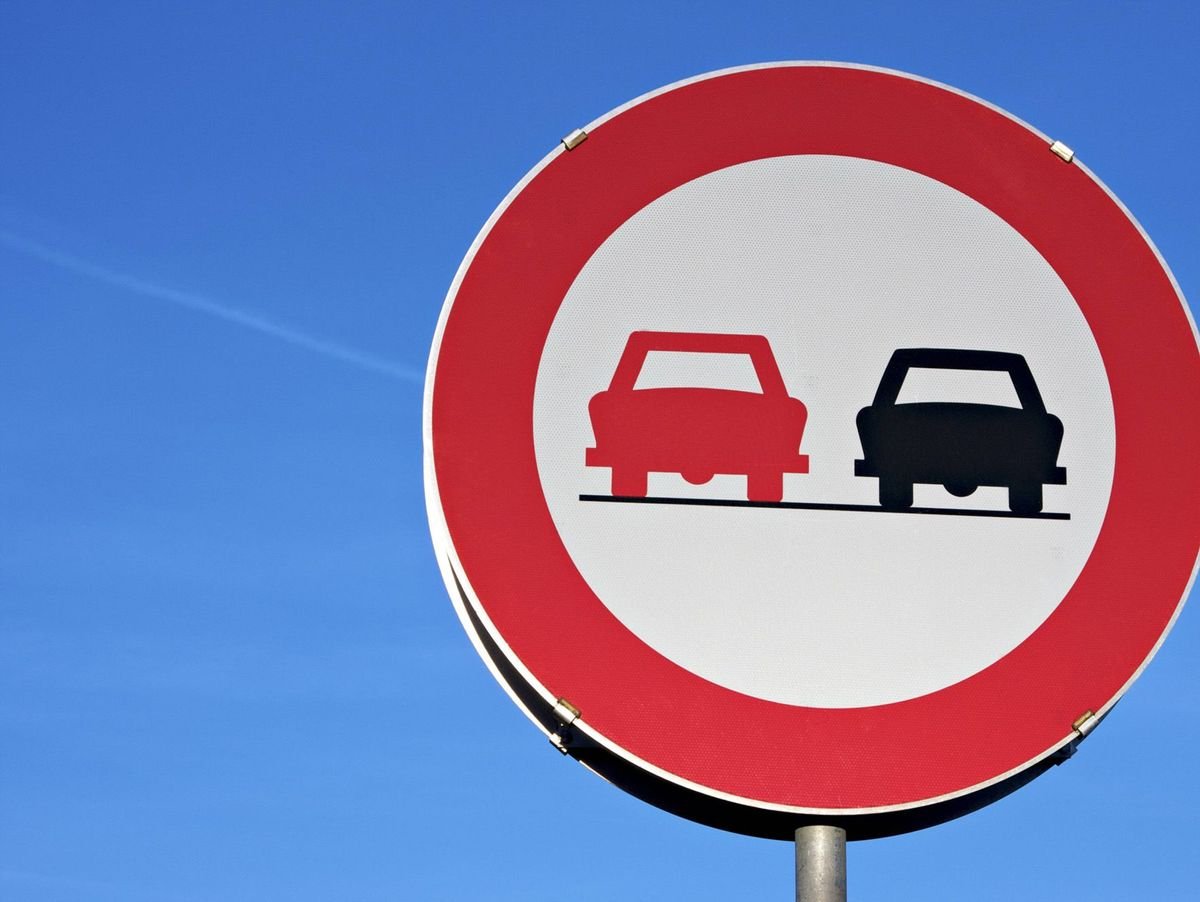 Дорожный знак обгон запрещен