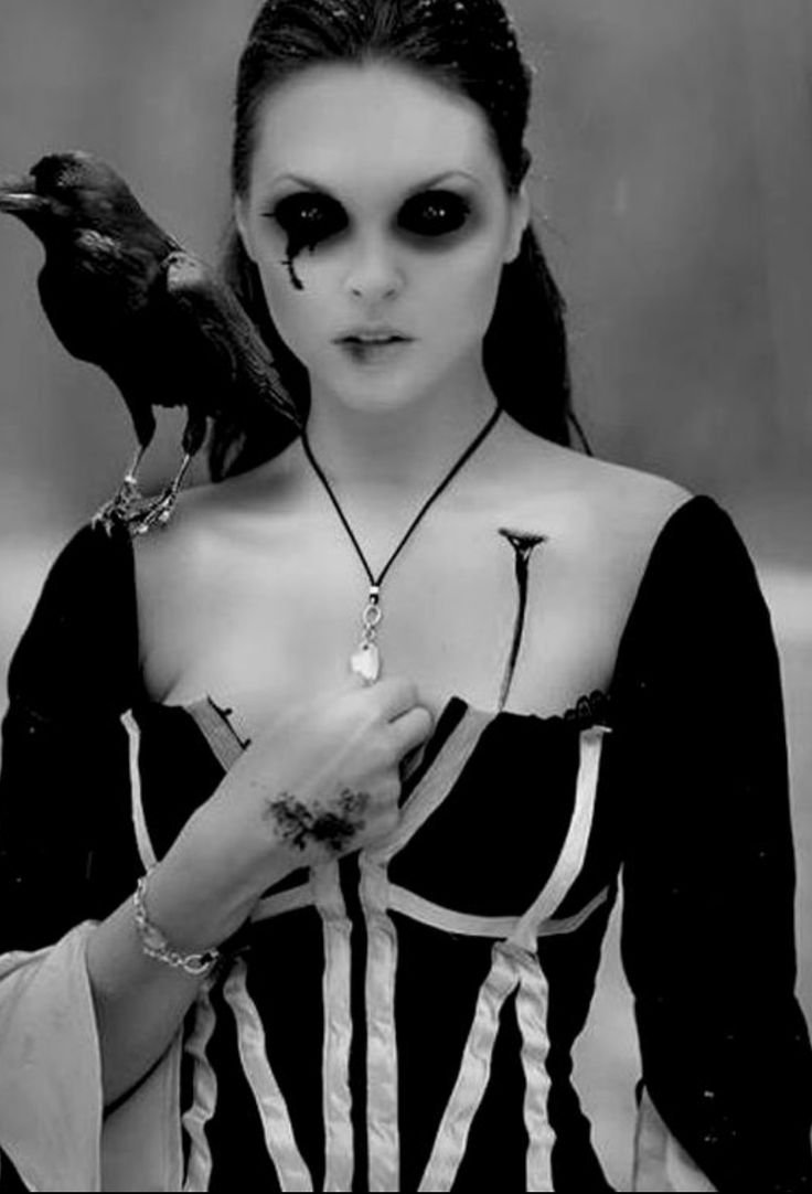 Девушка гот с вороном