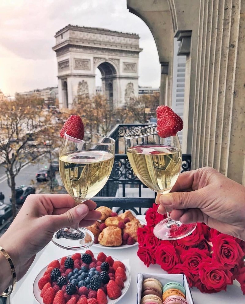 Романтический ужин с вином и фруктами