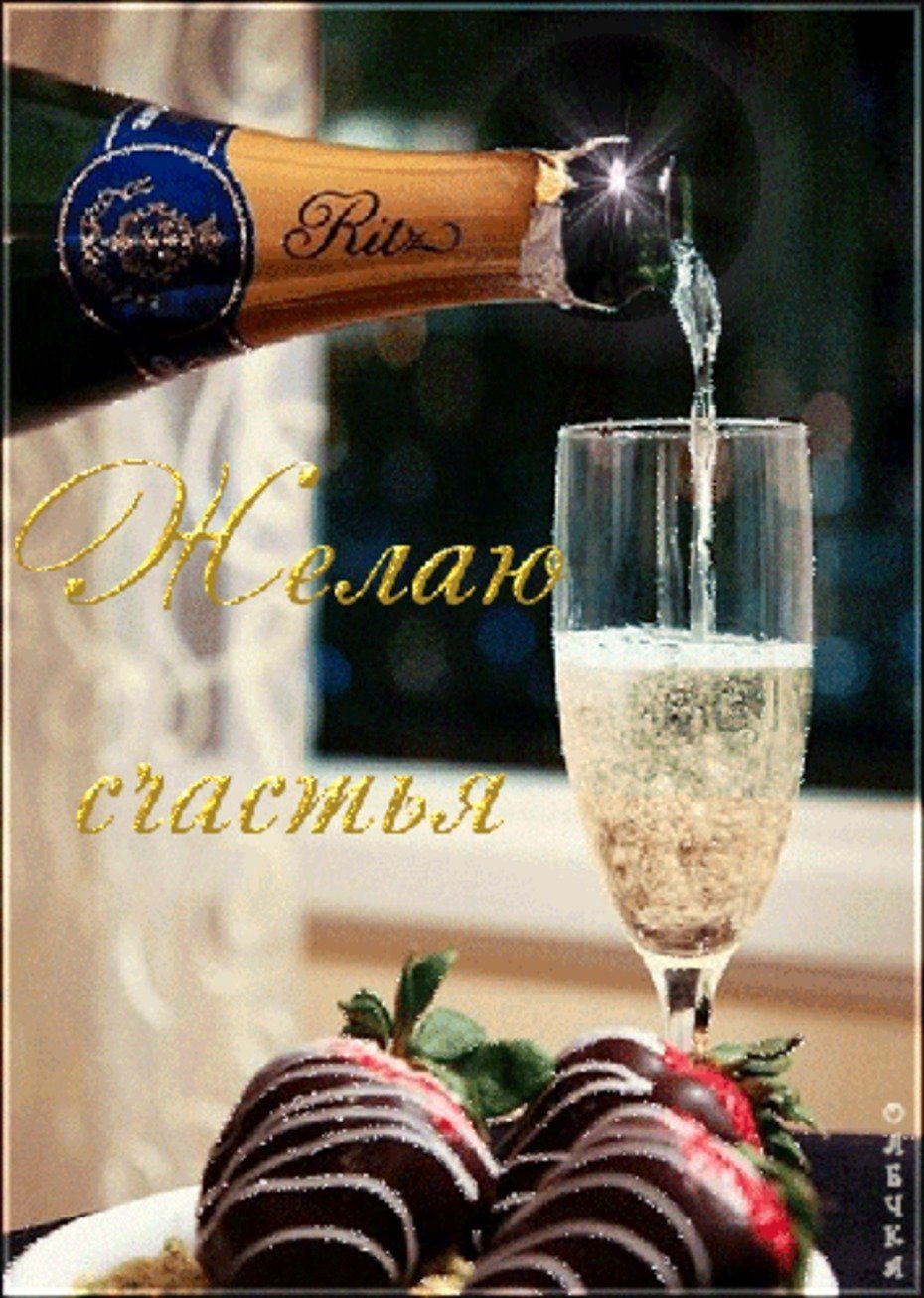 Девушка в ванной с бокалом