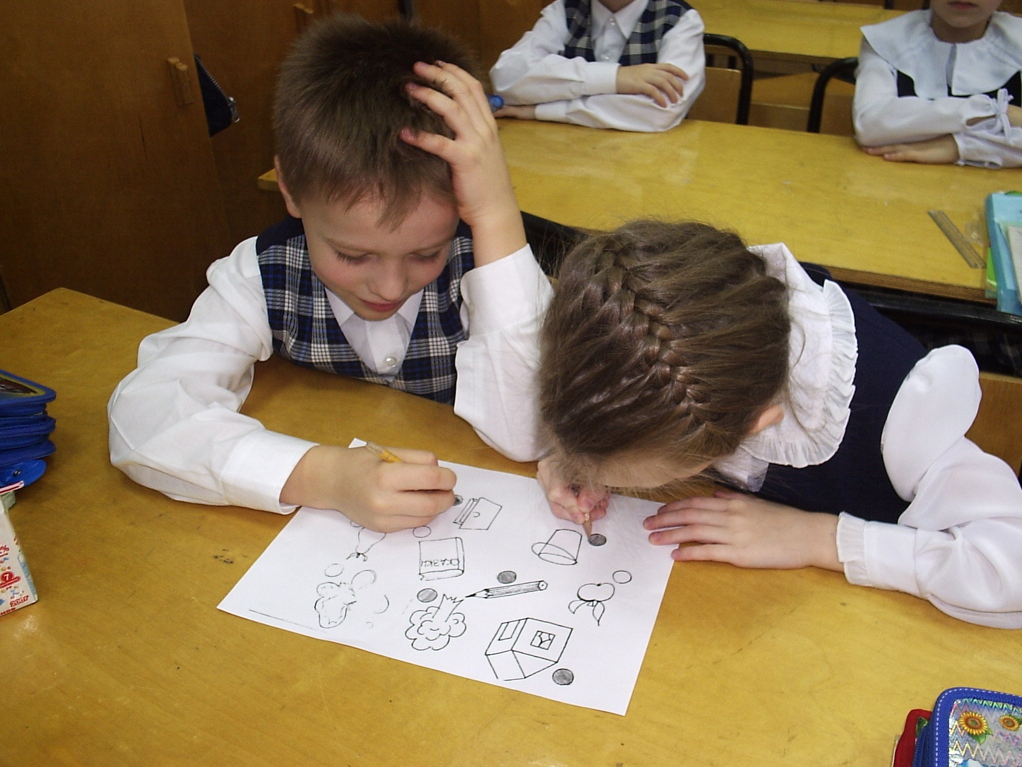 Творческие урока математики. Дети на уроке. Ученики на уроке. Работа с детьми в школе. Ученик рисует.