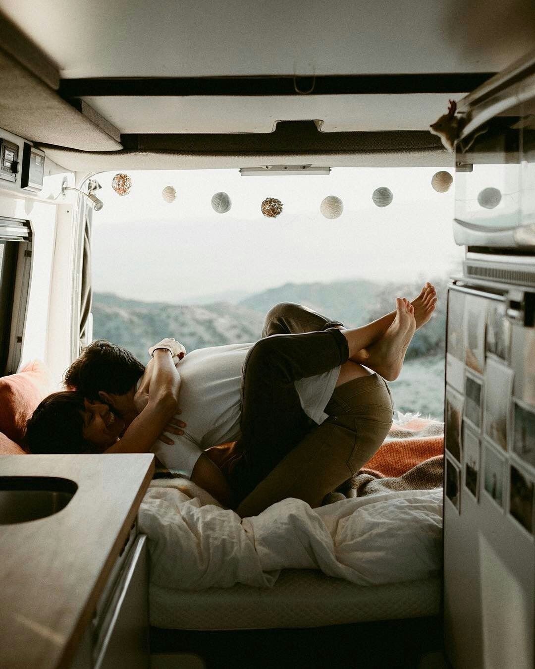 Марго Робби в купе поезда