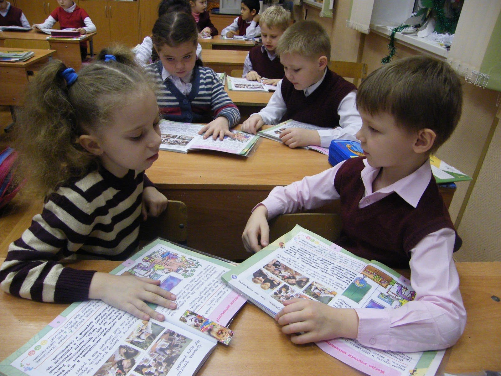 Игры на уроках литературного чтения. Школьники работают в парах. Дети в школе на окружающем мире. Ученики на уроке.