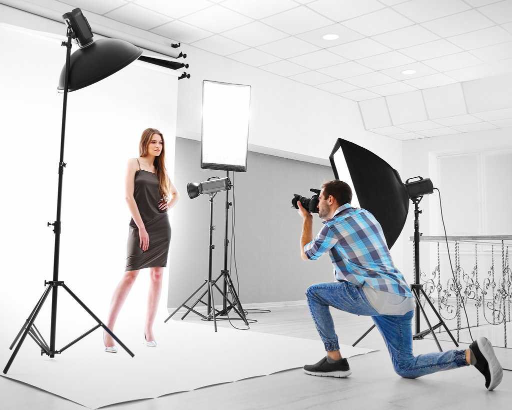 Фотограф в фотостудии