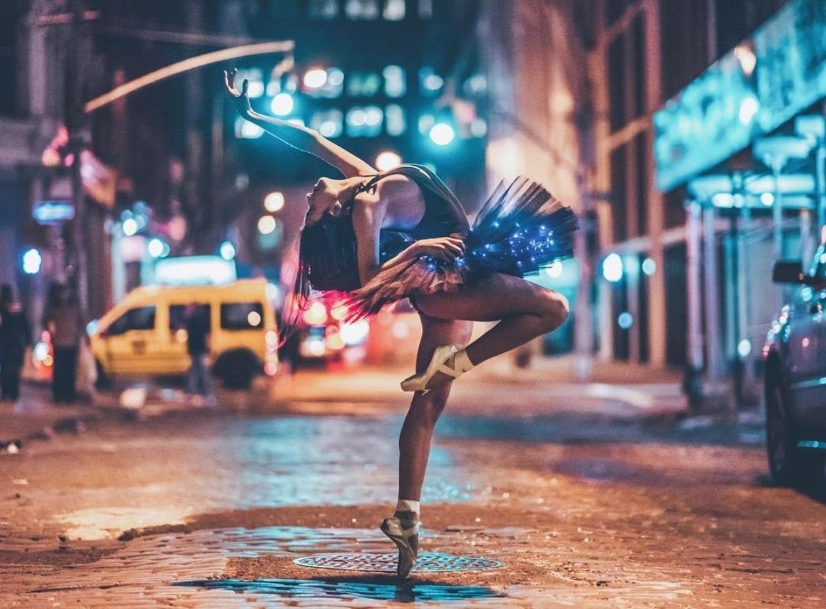 Девушка танцует тумблер