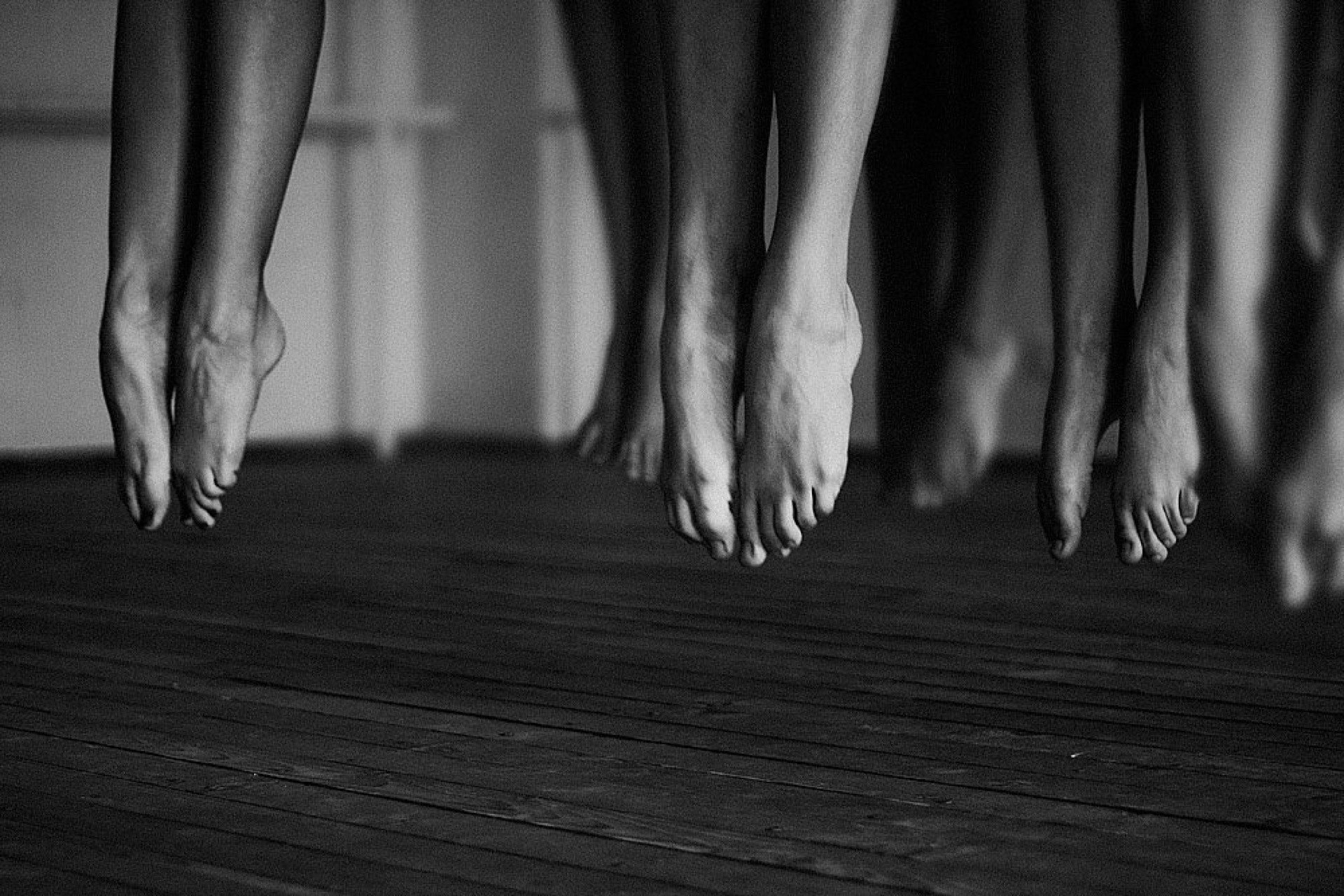 Цыпочки на руках. Переплетение ног. Красивые женские ноги. Танцы Эстетика.