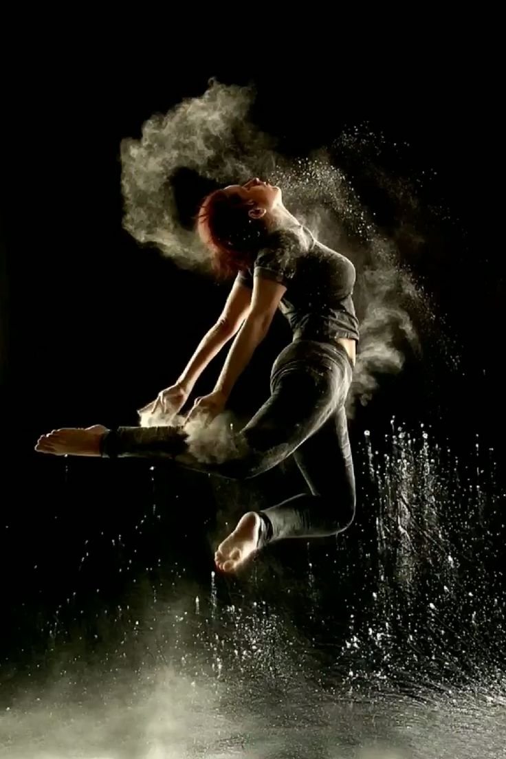 Девушка танцует