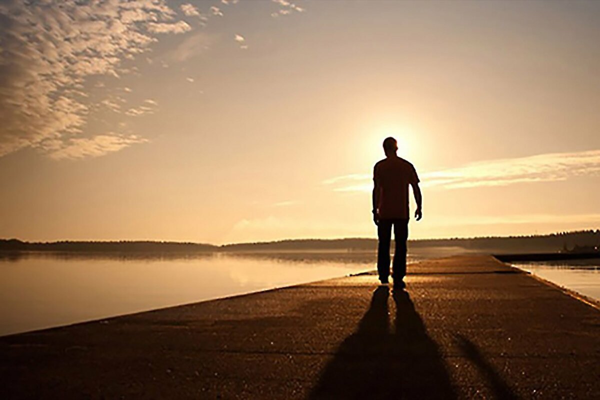 Человек уходящий в закат