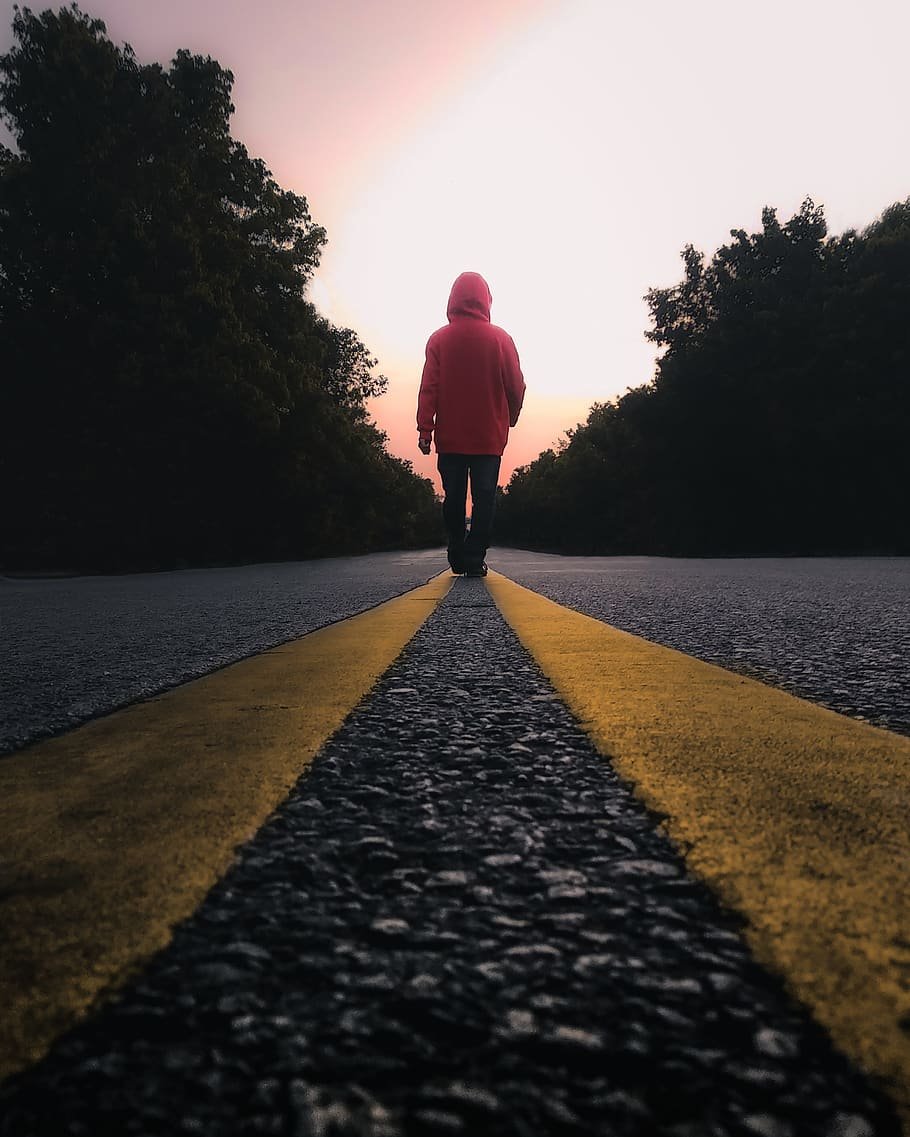 Одинокий человек на дороге