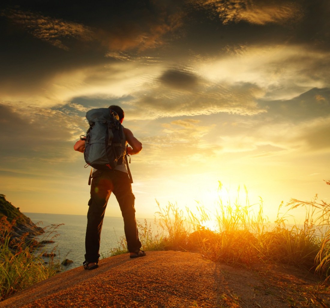 Человек идет по пороге