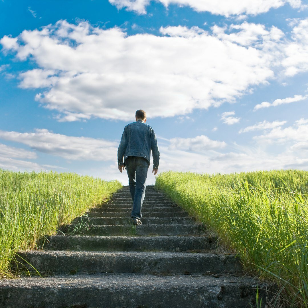 Человек идет по пороге