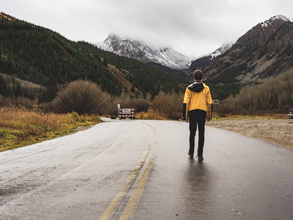 Человек идет по пороге