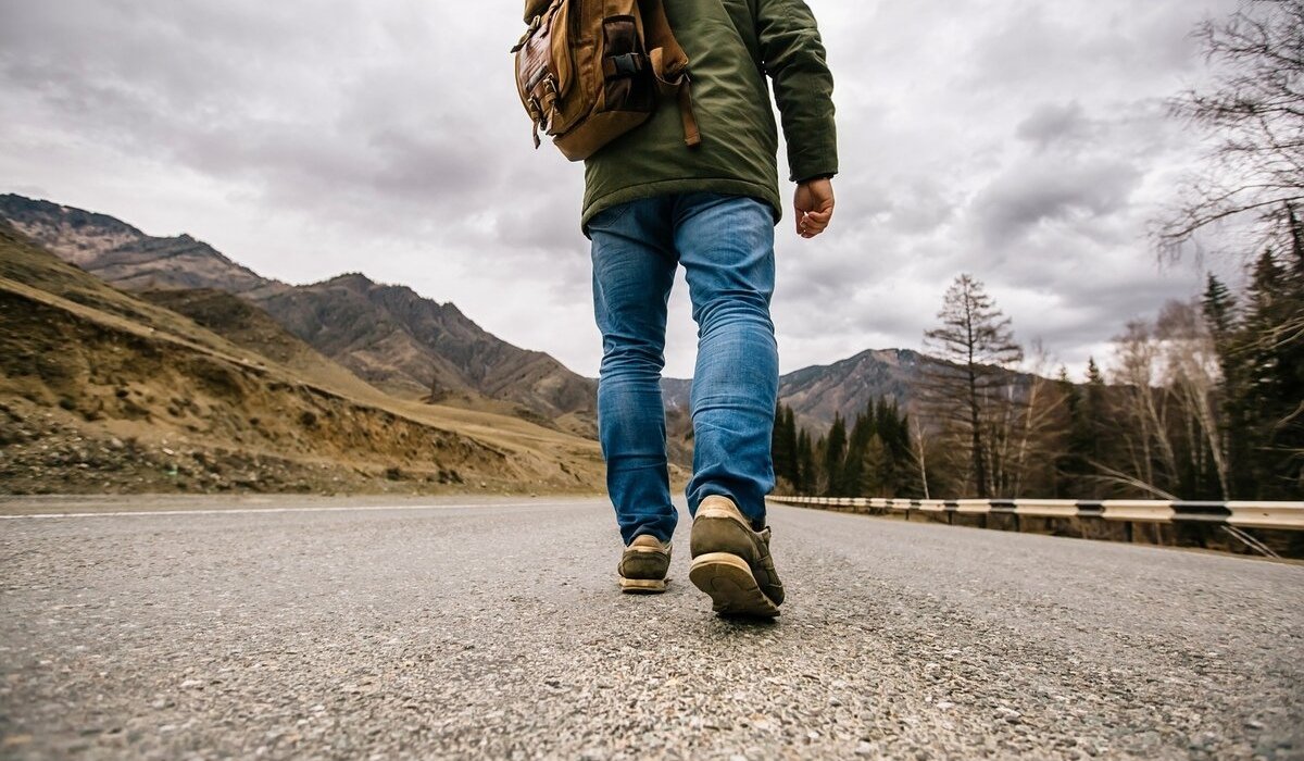 Парень уходит