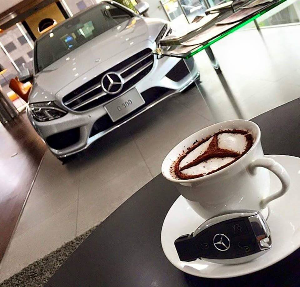 Автомобиль и чашка кофе