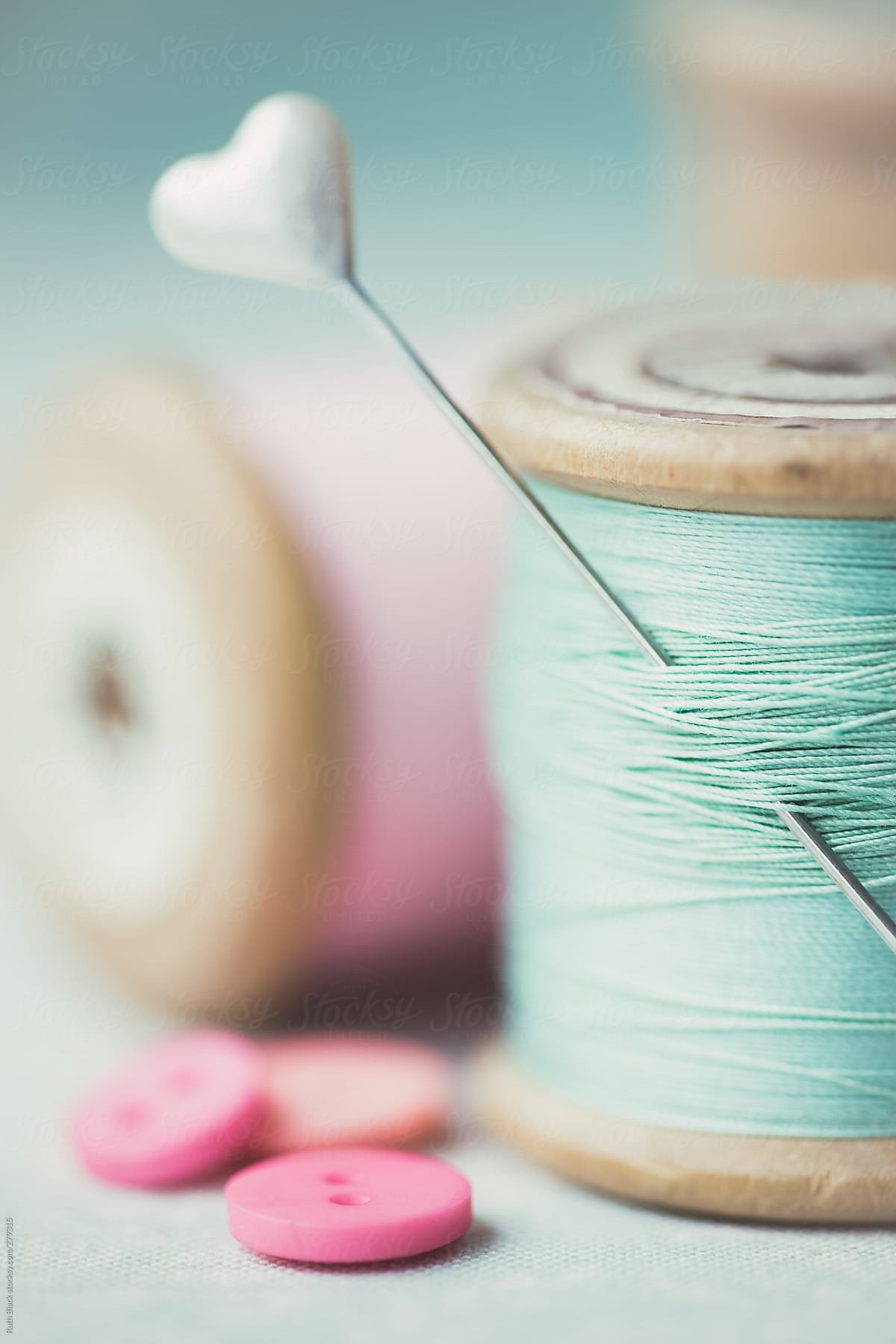 Пуговица с ниткой