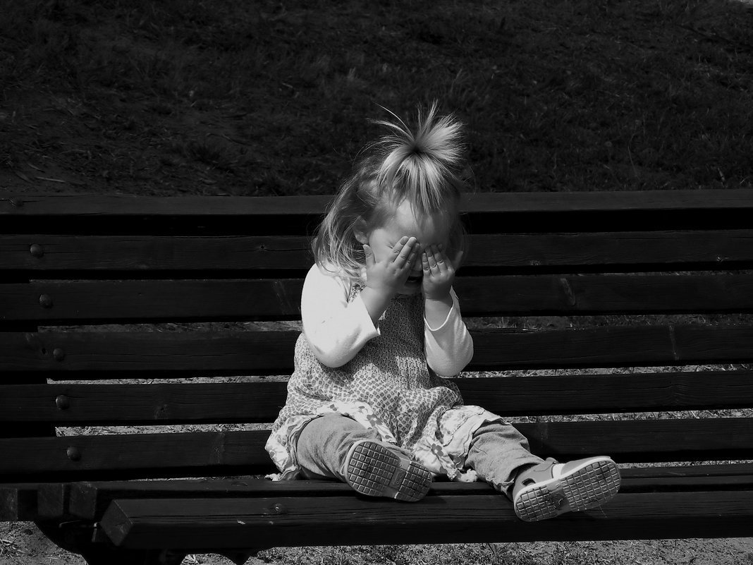 Грустная девочка