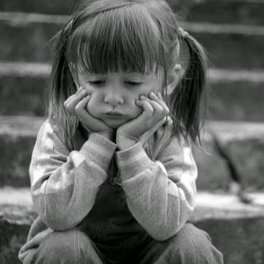 Девочка плачет
