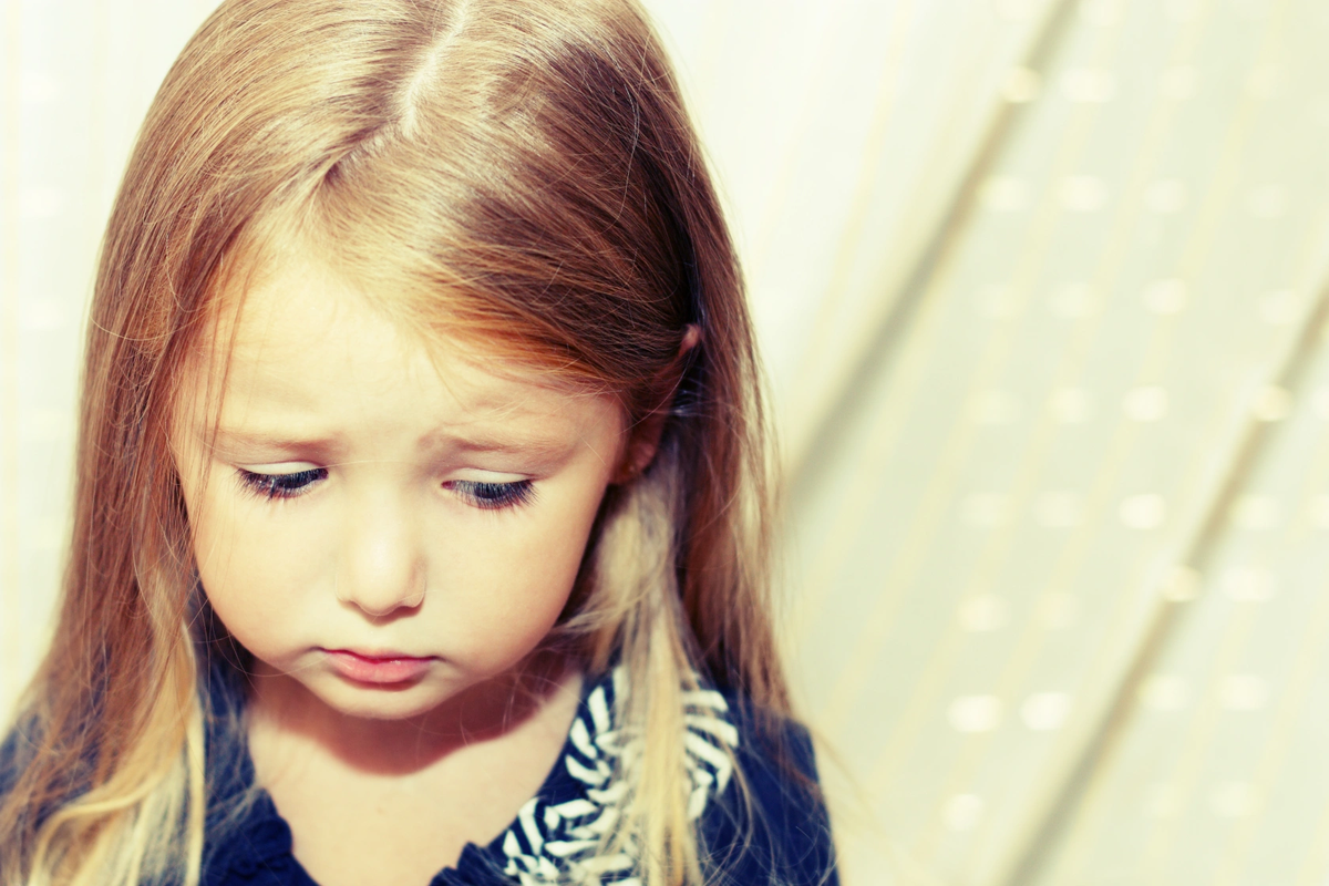 Маленькая девочка расстроена