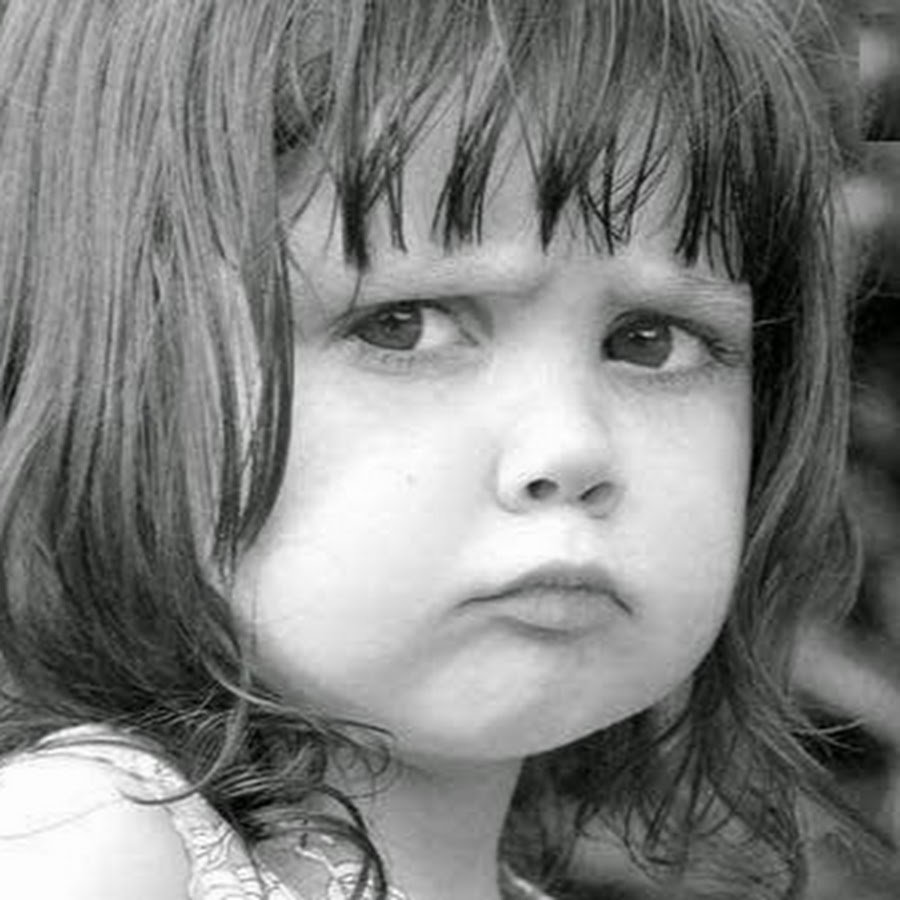 Обиженная маленькая девочка