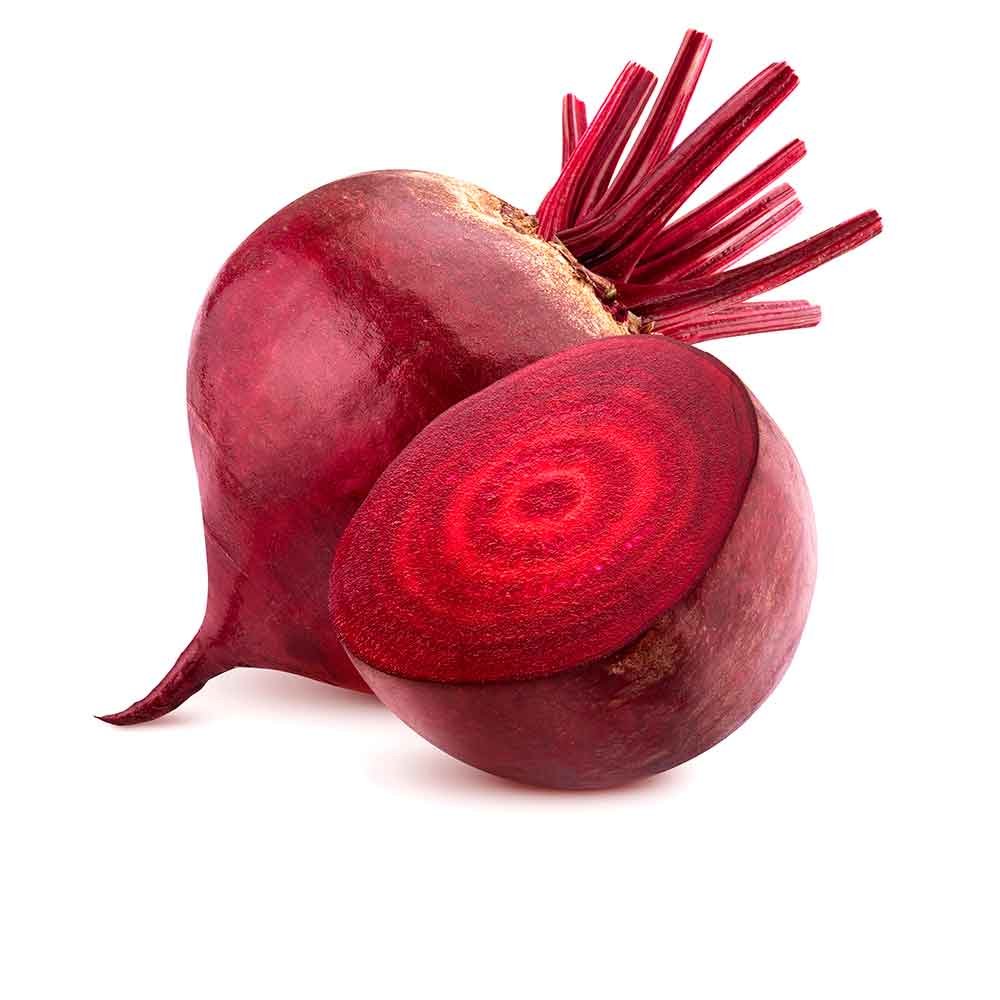 Свекла свежая на черном фоне