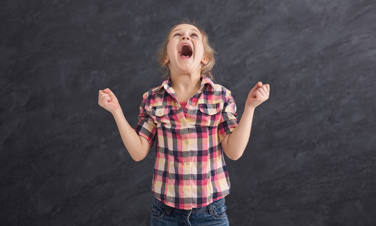 Девочка орет